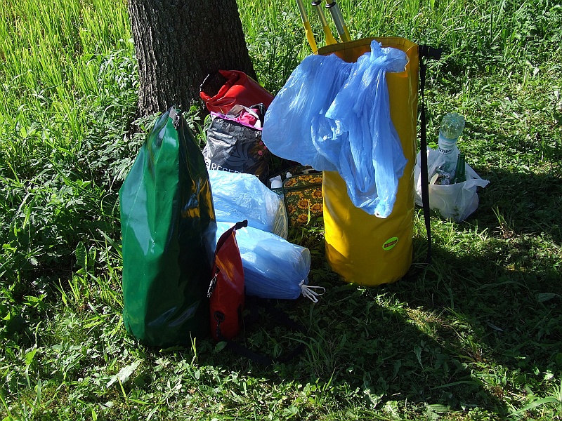 DSCF4082.JPG - Premiera naszych nieprzemakalnych worków. W poprzednim roku dzięki uprzejmości Jodasa przetestowaliśmy ten wynalazek. Od tej pory nie wyobrażamy sobie innego pakowania. Precz w workami na śmieci! :)