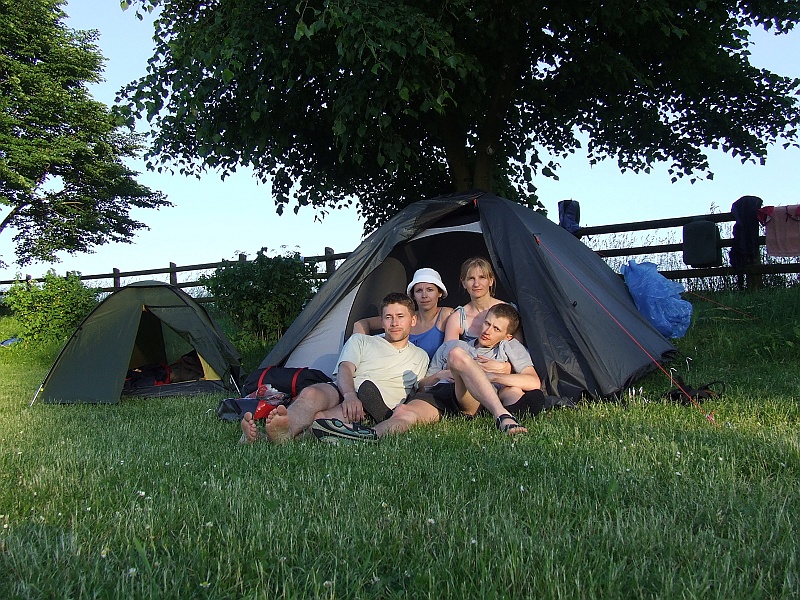 DSCF4308.JPG - Na polu namiotowym. Jeszcze nie wiedzieliśmy, że tej nocy we wsi odbywa się wydarzenie kulturalne. Cosobotnie i całonocne. Piosenki Dody, Mandaryny i innych div owego czasu zapewniły nam niezapomniane, bezpłatne, aczkolniek również - nie da się ukryć - przymusowe wrażenia.