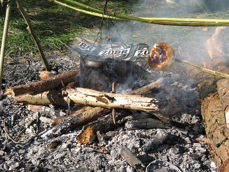 IMG_1327.JPG - Jako rusztowanie służą patyczki z wczorajszych kiełbasek, przemyślnie powiązane przez Rafała. Przykrywka z rozciętej puszki po piwie. I co McGyver, łyso ci?..