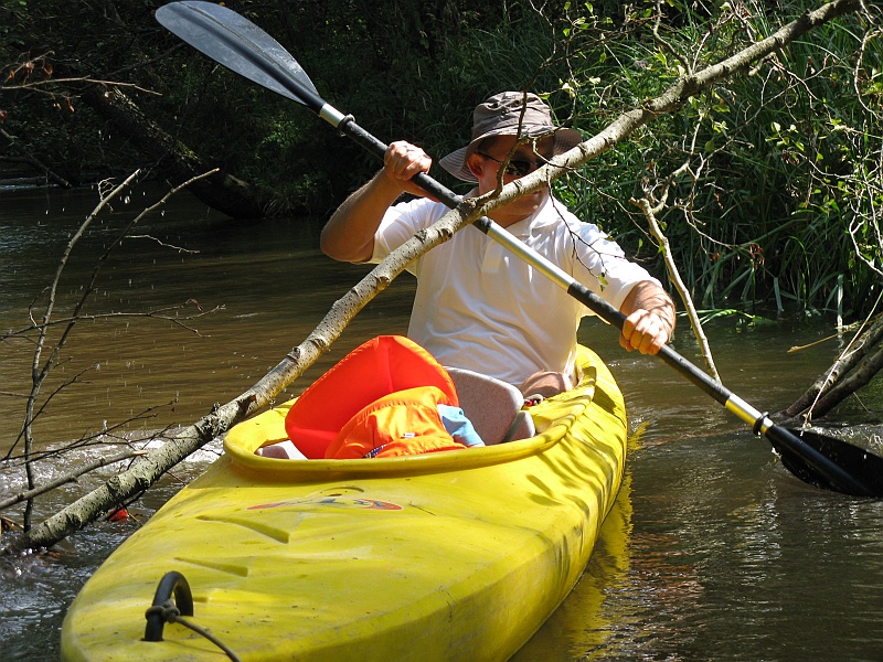 IMG_1355.JPG - Przez pierwsze dwa wyprawowe dni udało nam się pokonać "całe" 15 kilometrów, imponujące prawda? Hubcio wykonuje karnie swoją część roboty - schyla się i zamyka oczka.