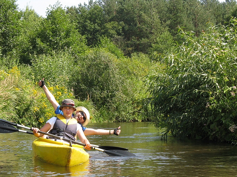 IMG_1376.JPG - Premiera w kajakowym świecie. Ani i Bartkowi trafił się naprawdę niezły kajakowy pierwszy raz. Jak oni teraz skomentują bezpieczne i łatwe szlaki Krutyni, Brdy, Hańczy, itp?.. :)