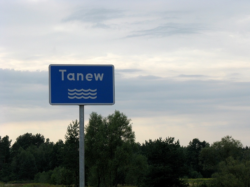 IMG_1383.JPG - Tanew to rzeka na Roztoczu. Może troszkę zbyt mało o niej poczytaliśmy... Jeżeli określenie "rodzinna" ma się kojarzyć z łatwością pokonywania to trzeba chyba to otwarcie powiedzieć. Tanew w górnym biegu nie jest rodzinna. :) Ale piękna to już owszem i to jak...