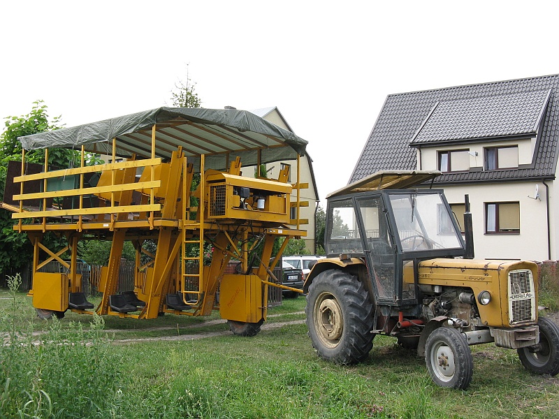 IMG_1387.JPG - A to przedziwna maszyna, chyba do zbioru kukurydzy, ale kto wie. W każdym razie, fajowa!