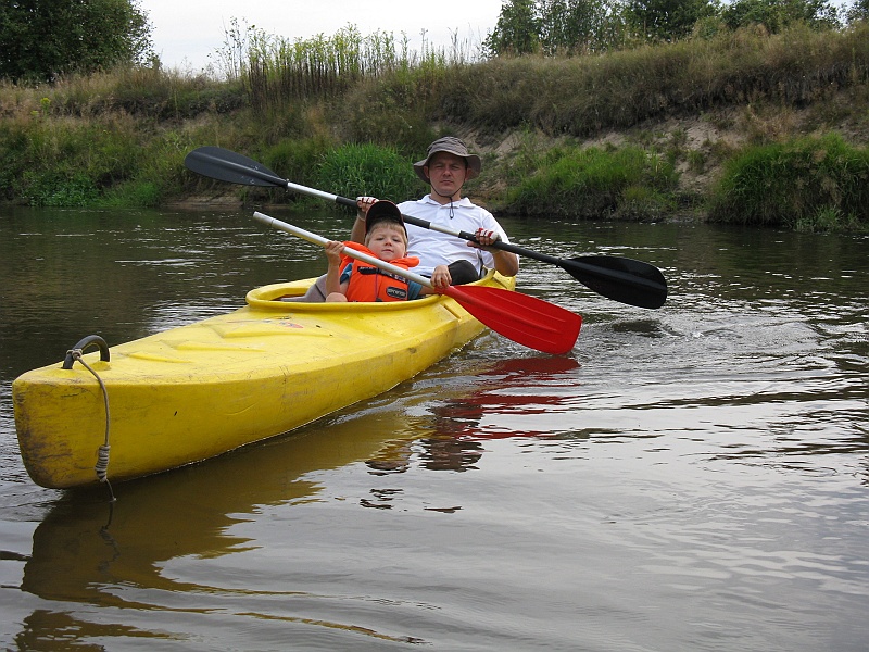IMG_1390.JPG - Absolutna premiera kajakowa Huberta. Dzielnie walczy w wiosłem. Trzeba uczciwie przyznać, że Rafał i Hubert radzili sobie najlepiej z trudami spływu, szczególnie z uciążliwymi przeszkodami na wodnym szlaku.