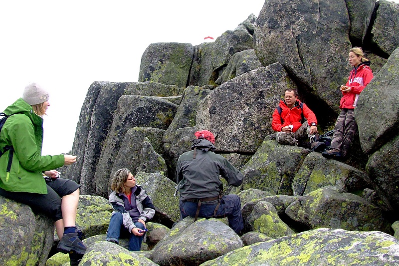 DSCF1208.JPG - Nasiadówka wśród menchirów.