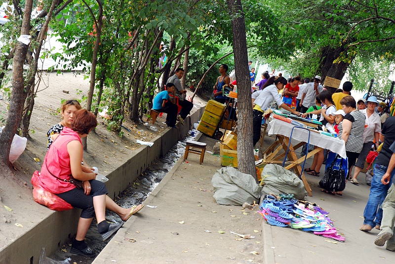 kaza-kirg0022.JPG - Zielonyj bazar, zielonyj bazar! Cudowny wynalazek rowu przeciwczołgowego, który szybko odprowadza wodę po opadach. Równie dobrze akumuluje śmieci i odpadki. (Zdjęcie: Laura i Astronom)