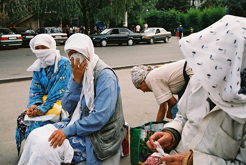 kaza-kirg0035.JPG - Te oto sympatyczne panie zbierały jałmużnę przed wejściem do meczetu. Chętnie dały się sfotografować, niestety pozostając przy tym incognito. (Zdjęcie: Laura i Astronom)