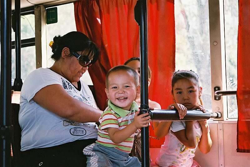 kaza-kirg0140.JPG - Sympatyczne i uśmiechnięte twarze tubylców. W tym miejscu moda na oficjalność i drętwotę na szczęście jeszcze nie zawitała. (Zdjęcie: Laura i Astronom)