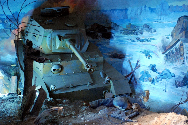 kaza-kirg0487.JPG - Ostatni dzień w Ałmaty. Postanowiliśmy się dokształcić z historii Kazachstanu i wybraliśmy się do muzeum narodowego. Fotografowanie było zabronione, ale Astronomowi udało się co nieco uchwycić. Kadr z Wielikiej Otcziznianej Wajny. (Zdjęcie: Laura i Astronom)