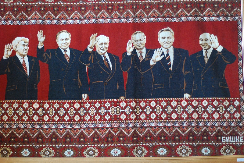 kaza-kirg0489.JPG - A tu coś z historii nowszej. Spotkanie Nazarbajewa z kumplem z Kirgistanu uczczono tym oto gobelinem. (Zdjęcie: Laura i Astronom)
