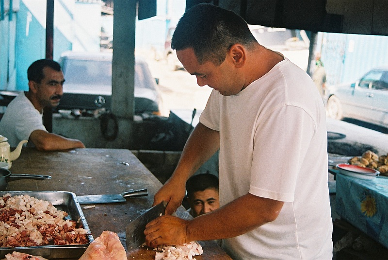 kaza-kirg0495.JPG - Zaplecze jednego z przyulicznych barów. (Zdjęcie: Laura i Astronom)