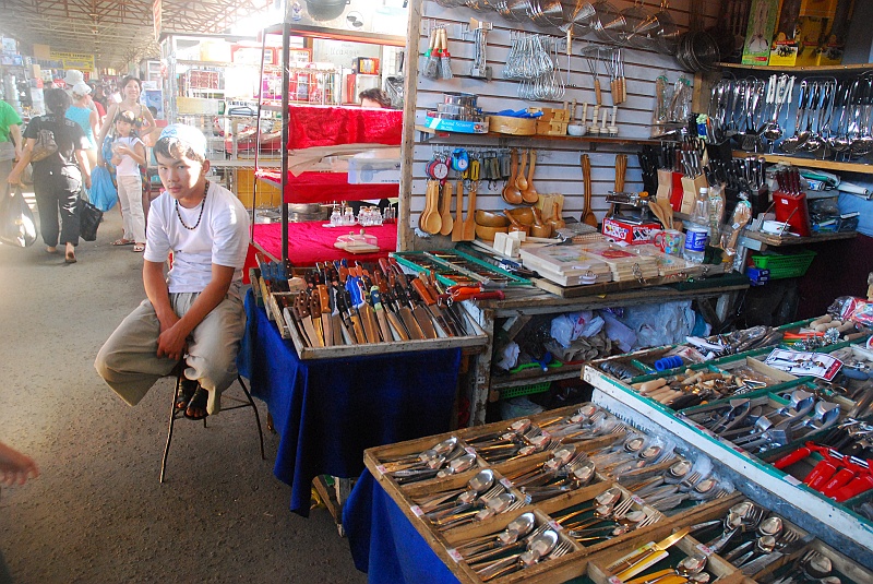 kaza-kirg0507.JPG - Barachołka ciągnie się tak daleko, że nawet nie zdołaliśmy dojść do połowy. Niekończące się aleje ze stoiskami. Wyroby wszelakie. Głównie tandeta z Chin. (Zdjęcie: Laura i Astronom)