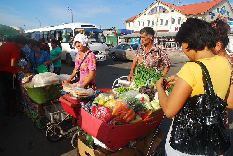 kaza-kirg0520.JPG - Po południu wizyta na targowisku Barachołka. Handel odbywał się między innymi prosto z wózków. (Zdjęcie: Laura i Astronom)