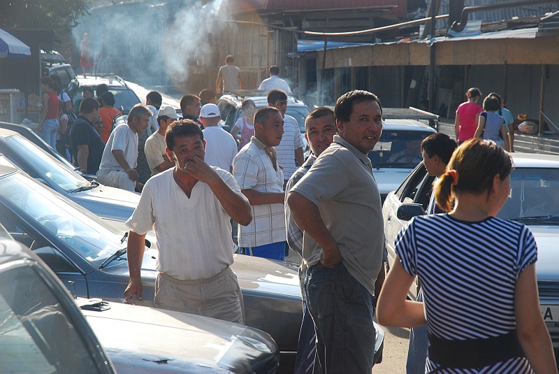 kaza-kirg0524.JPG - Targowy rozgardiasz. (Zdjęcie: Laura i Astronom)