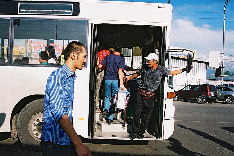 kaza-kirg0525.JPG - Prowadnik wykrzyczał naszą ulicę, więc wsiadamy. (Zdjęcie: Laura i Astronom)