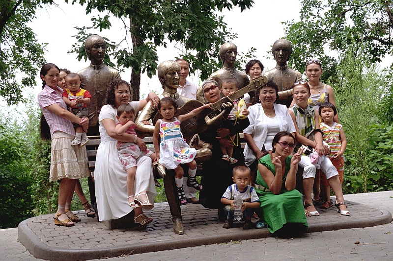Image0094.jpg - A to prawdziwy szał - Beatelsi we własnej osobie. Mają własną ławeczkę upamiętniającą wiekopomny koncert, który miał tu onegdaj miejsce. (Zdjęcie: Ania)