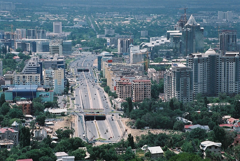 kaza-kirg0131.JPG - Widok z kolejki Koktobe na Ałmaty. No cóż, kraj kontrastów - jeżeli chodzi o infrastrukturę w Ałmaty to niestety żadne z polskich miast nie może się z nią równać. Ani teraz, ani chyba nigdy w przyszłości. Drogi sześciopasmowe, dobry asfalt, bryki po 100 tys. EURO sztuka. Poza miastem nie jest już oczywiście tak różowo. (Zdjęcie: Laura i Astronom)