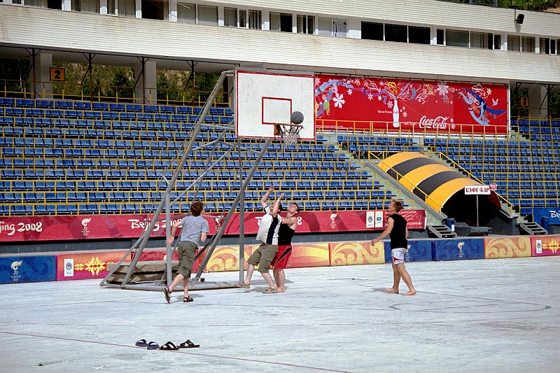 Image0032.jpg - A tu międzynarodowy pojedynek koszykarski. Miażdżace zwyciestwo gości z Europy Centralnej okupione wybitym paluchem. Ech, Pietrucha, Pietrucha... :) (Zdjęcie: Ania)