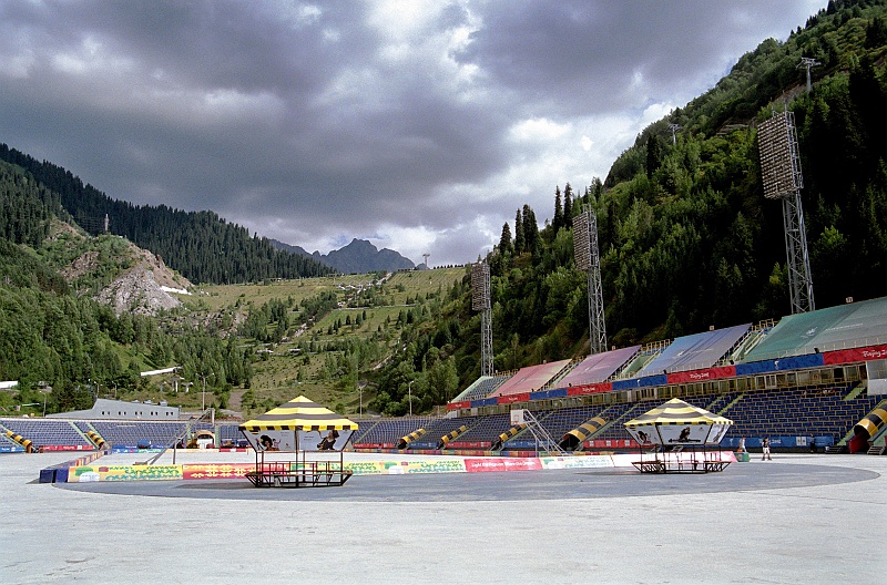 Image0211.jpg - Największe lodowisko Azji. Dość wysoko położone, to swoją drogą... (Zdjęcie: Bartek)