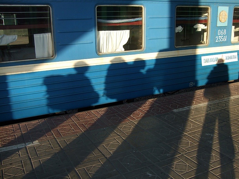 DSCF1960.JPG - Wysiadamy. Po wyczerpującej wycieczce nad jeziorka Isyk-Kul i Bałchasz jesteśmy cieniami samych siebie. Ale spokojnie, zregenerujemy się i uderzamy dalej. (Zdjęcie: Tomek)