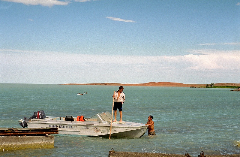 Image0355.jpg - A oto i Denis O Zgrabnych Łydkach (jak go określiły dziewczyny) we własnej osobie. Lokalny playboy i jego bryka. :) (Zdjęcie: Bartek)