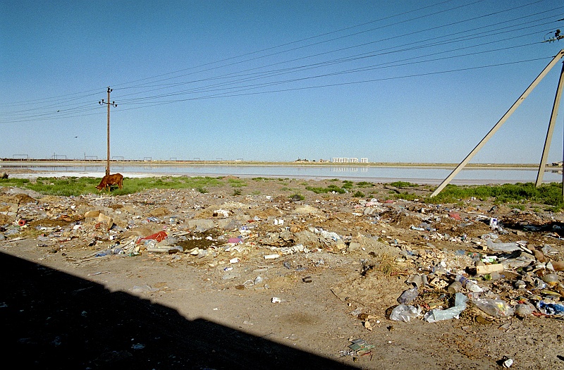 Image0465.jpg - I tak to wygląda, tak to właśnie wygląda. Niektórzy Kazachowie zaczynają już jednak dostrzegać problem związany z wyrzucaniem śmieci gdzie popadnie, więc nie jest źle. :) (Zdjęcie: Bartek)