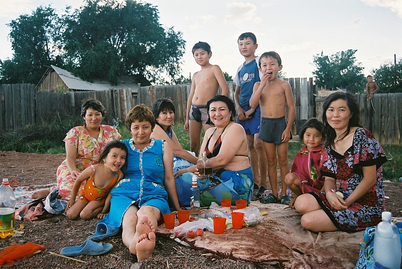 kaza-kirg0302.JPG - Sielanka rodzinna. Z ekipą zaznajomił się Astronom. Wypili wódeczkę, odśpiewali kazachski hymn. Bardzo porządni ludzie. ;) (Zdjęcie: Laura i Astronom)