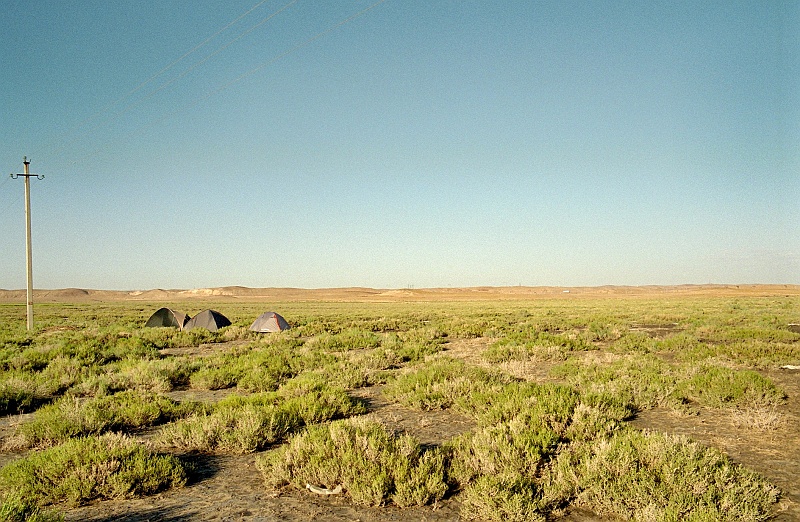 Image0067.jpg - Rzeźba terenu nad jeziorem Bałchasz odbiegała nieco od tego do czego przyzwyczailiśmy się w Kirgizji. Poranek zastał nas w takiej właśnie scenerii. (Zdjęcie: Bartek)