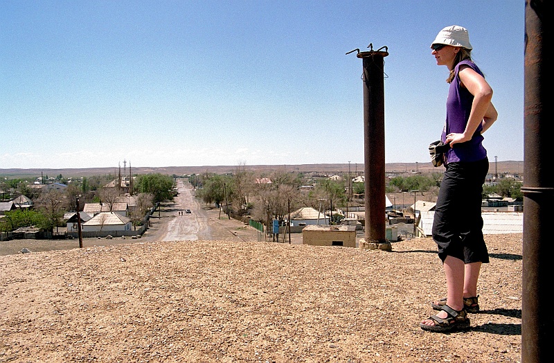 Image0075.jpg - Główna ulica Sziganak. W każdym razie, najszersza. (Zdjęcie: Bartek)