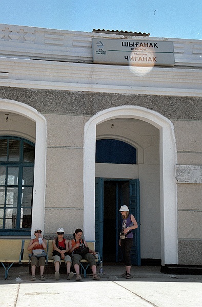 Image0632.jpg - Punkt centralny miejscowości - stacja kolejowa. (Zdjęcie: Bartek)