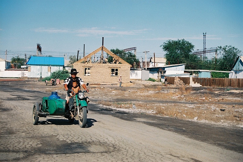 kaza-kirg0267.JPG - Poranna wycieczka do cysterny z wodą. Najbardziej typowy tutaj środek lokomocji. (Zdjęcie: Laura i Astronom)