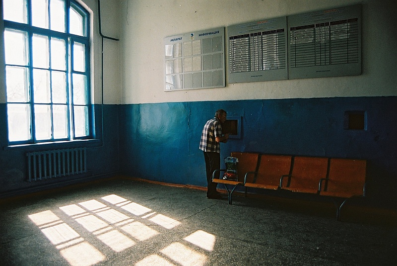 kaza-kirg0268.JPG - Okienko kasowe wydrążone w ścianie, metrowej chyba grubości. Na szczęście nie zostaliśmy na noc, żeby sprawdzić dlaczego. (Zdjęcie: Laura i Astronom)