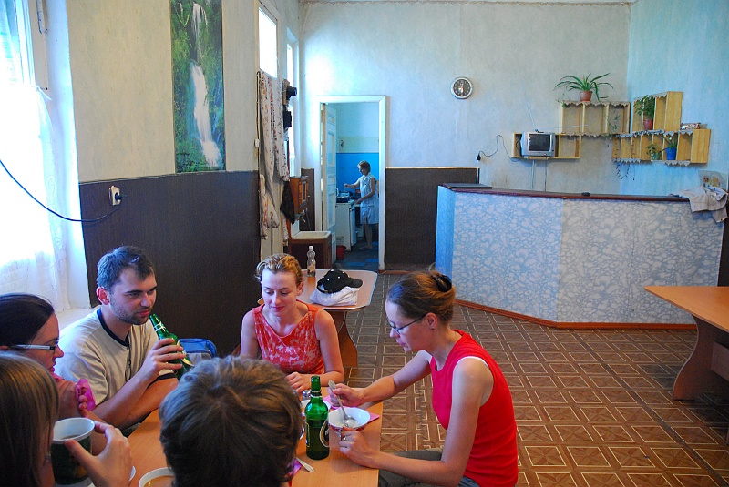 kaza-kirg0270.JPG - Piermieni i napitki z przydworcowego baru. (Zdjęcie: Laura i Astronom)