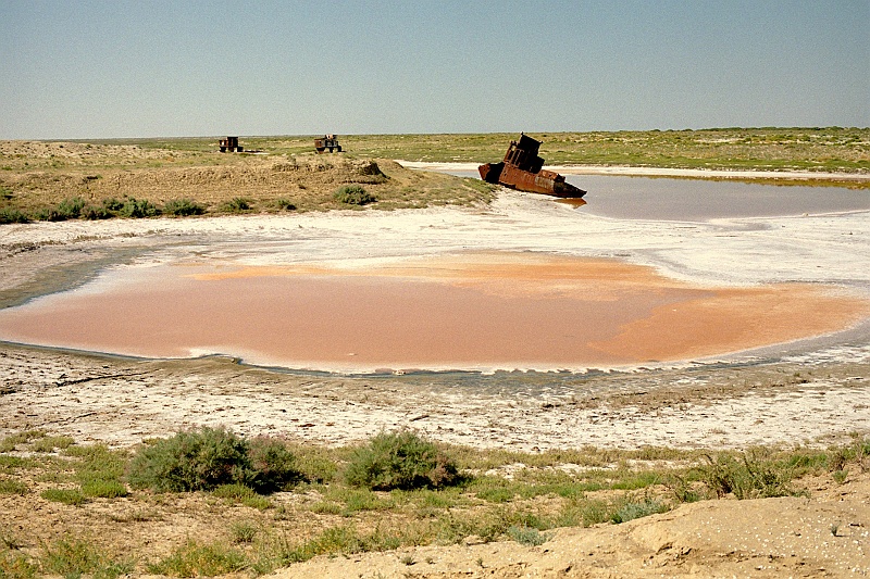 Image0257.jpg - Jezioro Aral, a raczej to, co zniego zostało. Czerwony piasek i wraki. (Zdjęcie: Ania)
