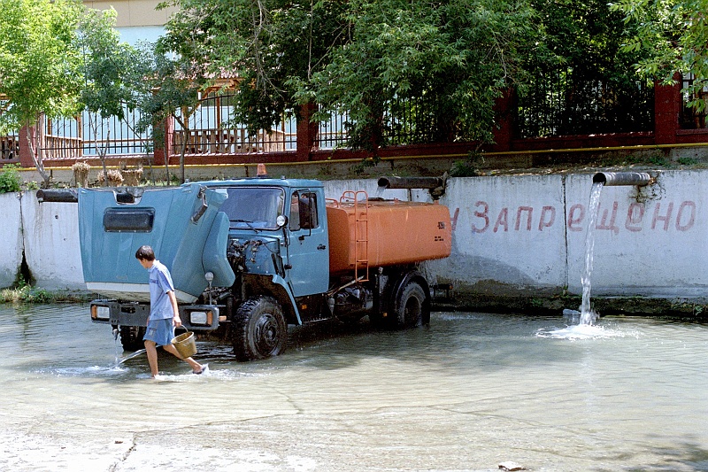 Image0329.jpg - Ciekawe rozwiązanie infrastruktury wodociągowej. (Zdjęcie: Ania)