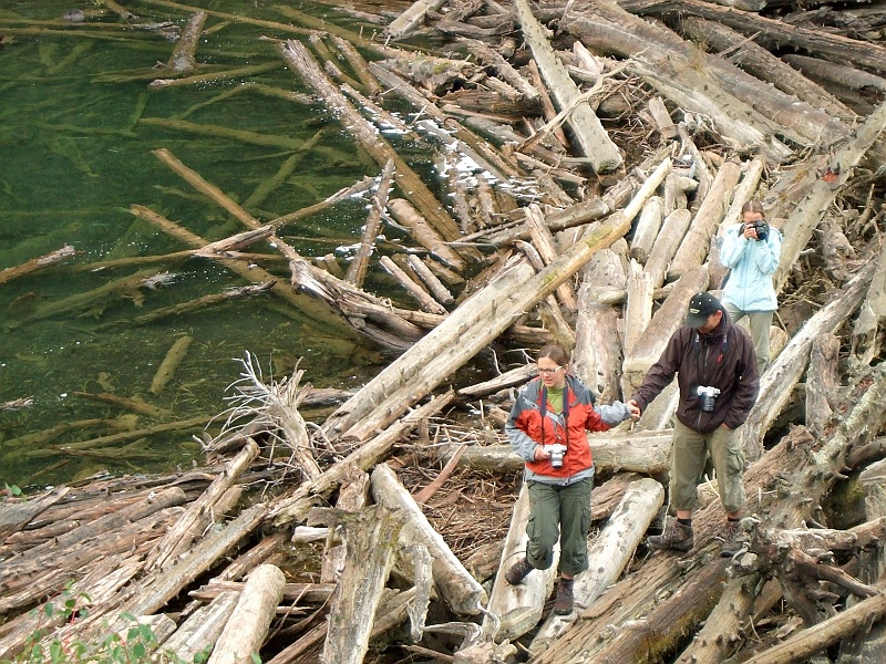 DSCF2056.JPG - Po rozbiciu namiotów krótkie zwiedzanie okolicy. (Zdjęcie: Tomek)