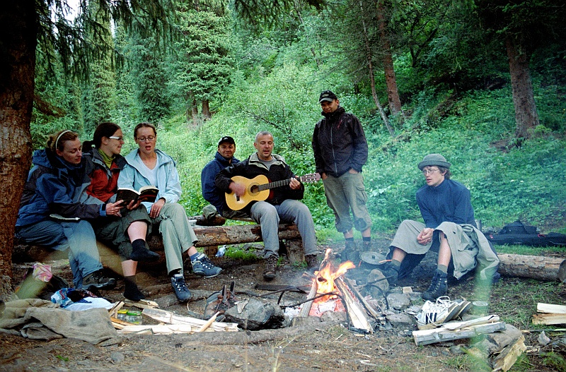 Image0234.jpg - Strażnicy zabronili palić nam ogniska, ale zaprosili do siebie. My z wdzięczności uraczyliśmy ich naszymi pięknymi głosami oraz wódeczką, którą byli bardzo uradowani. (Zdjęcie: Bartek)