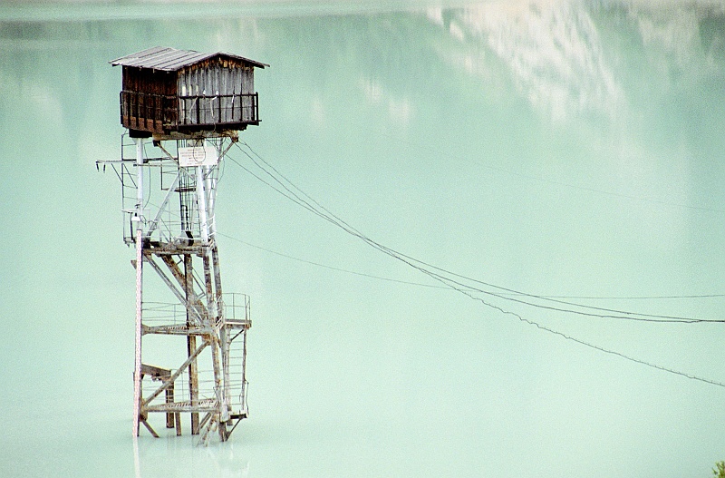 Image0365.jpg - I oto jesteśmy - kolor wody dość ciekawy. Woda pochodzi z topniejących lodowców położonych nieco wyżej w okolicy pięciotysięcznych szczytów. (Zdjęcie: Bartek)