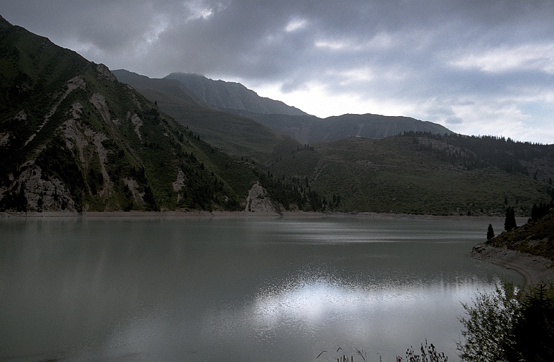 Image0525.jpg - Po obejściu jeziora dotarliśmy do gospodarstwa, w którym tajemnicza Żena pozwoliła nam przenocować w wagonie dla alpinistów. (Zdjęcie: Bartek)