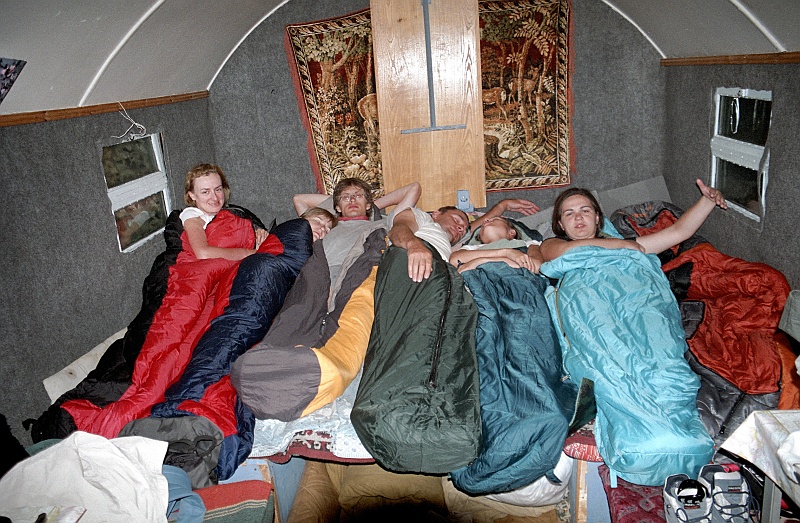 Image0539.jpg - Wnętrze wagonu ciasne, ale bardzo przytulne i zaopatrzone w gaz oraz lampę naftową. Żenia przynosi nam herbatkę i jakieś podejrzane ziółka do parzenia. (Zdjęcie: Bartek)