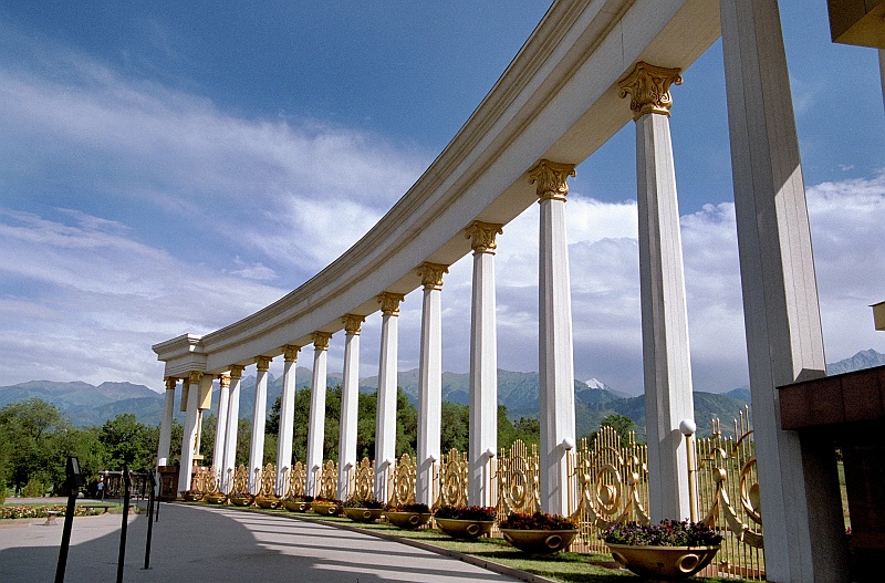 Image0564.jpg - Powrót do Ałmaty. Na obrzeżu miasta władze buduą ogromny park miejski z panoramą gór w tle. (Zdjęcie: Bartek)