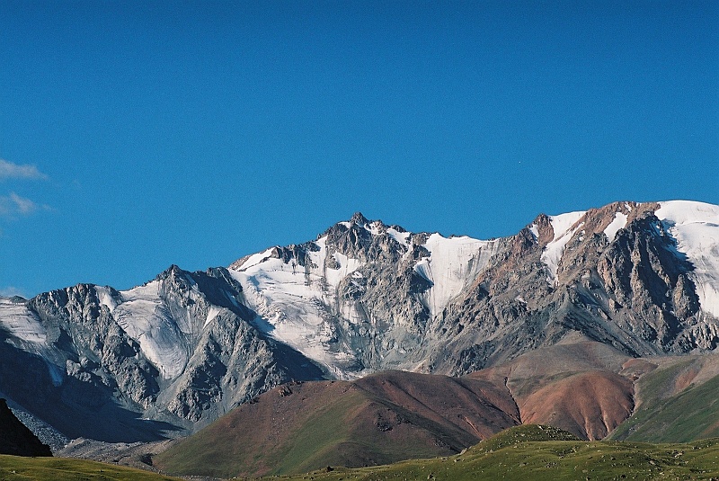 kaza-kirg0408.JPG - Ośnieżone pięciotysięczniki. (Zdjęcie: Laura i Astronom)