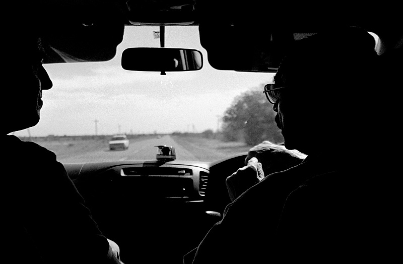 Image0217.jpg - Nasz kierowca, Wasilij z plemienia Mortwinów, jak sam utrzymuje. Wierzymy mu bo i czemu nie. ;) Acha - to ten z prawej, w Kazachstanie kierownice rozkładają się mniej więcej równo na lewą i prawą stronę. Harmonia i równowaga to podstawa tego kraju. :) (Zdjęcie: Bartek)