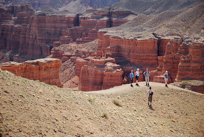 kaza-kirg0065.JPG - A to już Kanion Czaryński, drugi co do wielkości w świecie. O tym, że 10 razy mniejszy i niższy od tego z Kolorado lokalne źródła nie wspominają już tak chętnie. I chyba słusznie.  (Zdjęcie: Laura i Astronom)