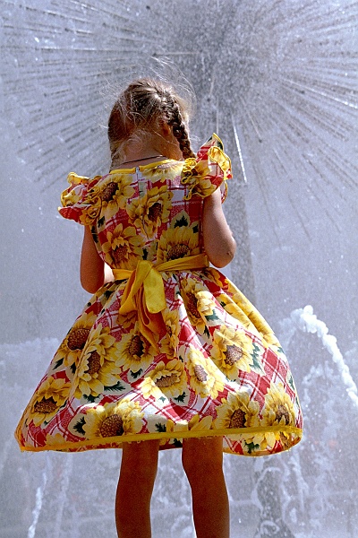 Image0004.jpg - Majdan Niezależnosti. Jeszcze niedawno w centrum Pomarańczowej Rewolucji. Teraz słońce, chłodzące fontanny i tłumy odpoczywających kijowian. (Zdjęcie: Ania)