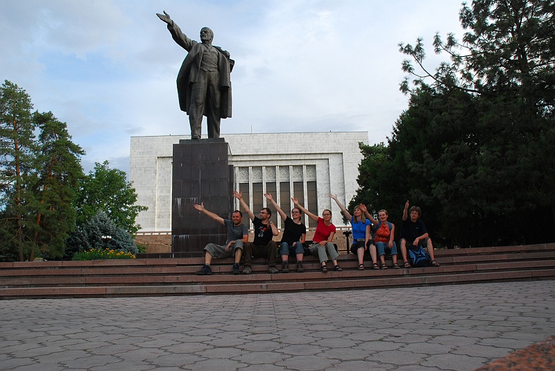 kaza-kirg0251.JPG - W Biszkeku nawet jeszcze bardziej żywy... (Zdjęcie: Laura i Astronom)