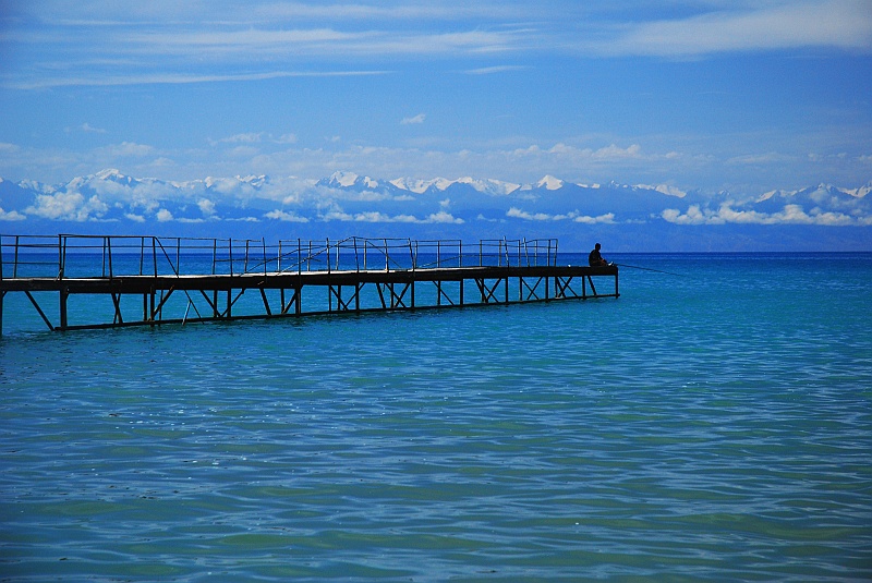 kaza-kirg0147.JPG - Isyk-Kul - słone jezioro na wysokości ok. 1600 mnpm, drugie co do wielkości wśród górskich jezior (po Titicaca). Otoczone ośnieżonymi szczytami masywu Tien-Szan. Dłuższa cięciwa to ok. 160 km, krótsza 70. (Zdjęcie: Laura i Astronom)