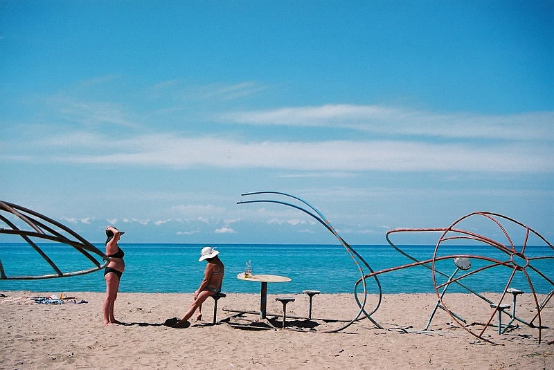kaza-kirg0152.JPG - No cóż, cała prawda o ośrodku Olimp. Niejeden złomiarz by się tu utrzymał. Na zdjęciu tego może nie widać, ale i do skupu butelek niejedno możnaby zanieść po, pobieżnym choćby, odsianiu szklanych okruchów z piasku plaży. Ale i tak jest cudownie. (Zdjęcie: Laura i Astronom)