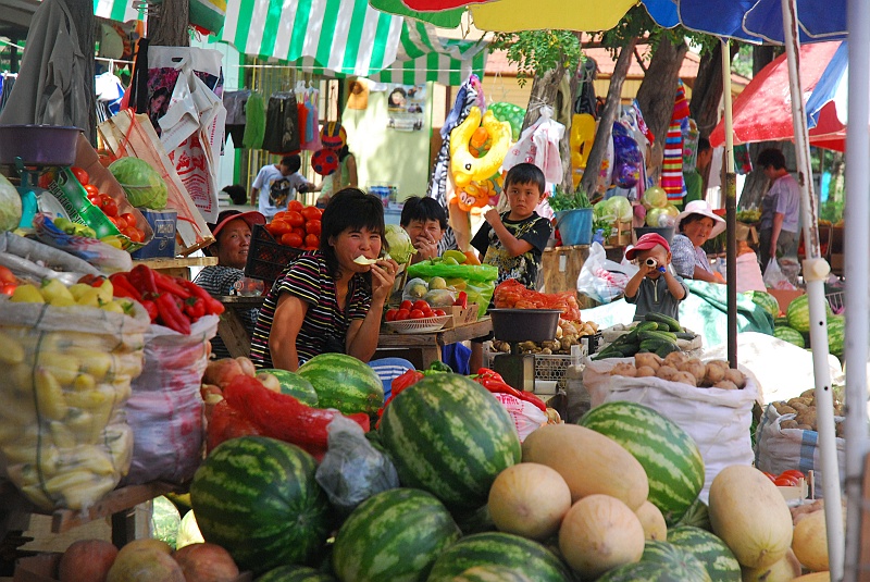 kaza-kirg0155.JPG - W poniedziałek, w dzień targowy... (Zdjęcie: Laura i Astronom)
