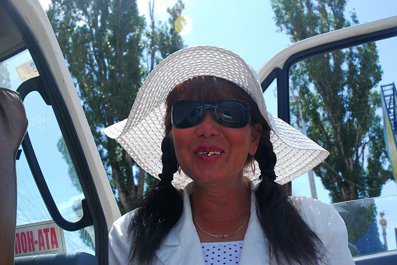 kaza-kirg0161.JPG - Pani menedzer nakłania nas, abyśmy do Biszkeku pojechali jeszcze dziś. Koniecznie jej marszrutką. (Zdjęcie: Laura i Astronom)